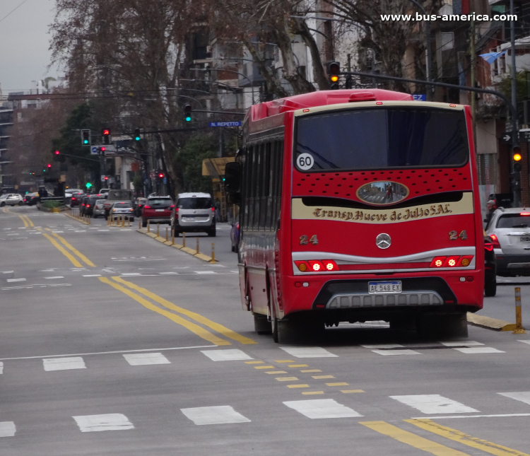 Mercedes-Benz OH 1621 L SB - Nuovobus Cittá PH 68 - Nueve de Julio
AE 548 EX

Línea 109 (Buenos Aires), interno 24 [2025 - 2026]
Ex línea 68 (Buenos Aires), interno 47 [2021 - 2025]



¡Yéndose!

Hoy anunciaron la venta de esta línea al grupo Metropol, el contraste directo con ella, llena de color, cpn su fileteado leve a lo colectivo, y su producción interna. Una línea que obligaba a tener producido los coches a sus choferes. Ahora se vendrá el blanco insulso y ómnibus chinos que destruyen la producción local.

Ampliandose la foto se puede ver el cuadro fileteado de tango y de fondo el obelisco, donde siempre lo vio a escasa distancia y desde hace unos años pasando frente al mismo.

Por ello esta línea era sinónimo de fama.
