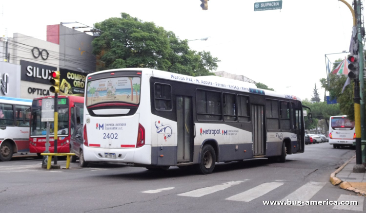 Scania K 250 UB - Marcopolo Torino T 350 - Metropol , Libertador San Martín
AF 710 KQ
[url=https://bus-america.com/galeria/displayimage.php?pid=68217]https://bus-america.com/galeria/displayimage.php?pid=68217[/url]
[url=https://bus-america.com/galeria/displayimage.php?pid=68218]https://bus-america.com/galeria/displayimage.php?pid=68218[/url]
[url=https://bus-america.com/galeria/displayimage.php?pid=70337]https://bus-america.com/galeria/displayimage.php?pid=70337[/url]
[url=https://bus-america.com/galeria/displayimage.php?pid=70338]https://bus-america.com/galeria/displayimage.php?pid=70338[/url]
[url=https://bus-america.com/galeria/displayimage.php?pid=70339]https://bus-america.com/galeria/displayimage.php?pid=70339[/url]
[url=https://bus-america.com/galeria/displayimage.php?pid=70340]https://bus-america.com/galeria/displayimage.php?pid=70340[/url]

Línea 322 (Buenos Aires), interno 2402 [Desde 2026]
Ex línea 65 (Buenos Aires), interno 13 [2023 - enero 2026]


Un aporte a la confusión, una obligación de la ciudad ahora desparramada por varios puntos del Gran Buenos Aires, y donde las unidades que han reemplazado no porta. Me refiero al faldón azul y el falso fileteado obligatorio de la ciudad de Buenos Aires.
