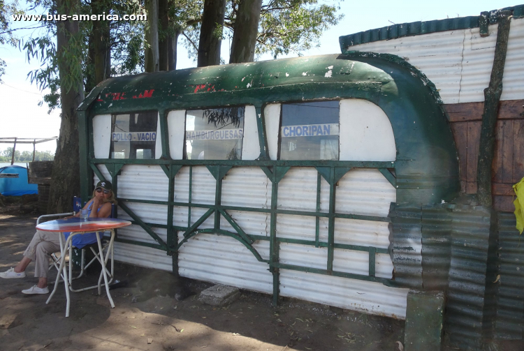 ALA - parrilla
Parrilla con lo que quedó de una carrocería de colectivo. 
Se puede apreciar la estructura
