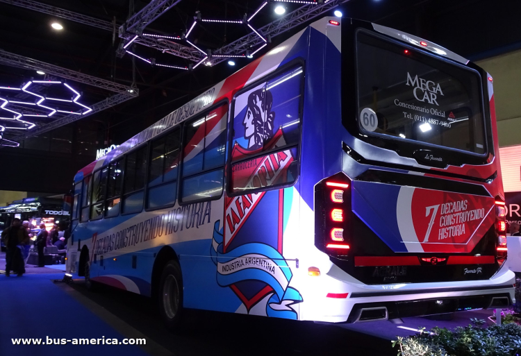 Agrale MA 15.0 - La Favorita Favorito GR
[url=https://bus-america.com/galeria/displayimage.php?pid=70814]https://bus-america.com/galeria/displayimage.php?pid=70814[/url]
[url=https://bus-america.com/galeria/displayimage.php?pid=70815]https://bus-america.com/galeria/displayimage.php?pid=70815[/url]
[url=https://bus-america.com/galeria/displayimage.php?pid=70816]https://bus-america.com/galeria/displayimage.php?pid=70816[/url]
[url=https://bus-america.com/galeria/displayimage.php?pid=70817]https://bus-america.com/galeria/displayimage.php?pid=70817[/url]
[url=https://bus-america.com/galeria/displayimage.php?pid=70818]https://bus-america.com/galeria/displayimage.php?pid=70818[/url]
[url=https://bus-america.com/galeria/displayimage.php?pid=70819]https://bus-america.com/galeria/displayimage.php?pid=70819[/url]


Finalmente se presentó en la Expo Transporte 2026, llevado a cabo entre el 11 y 13 de este mes de agosto, el nuevo rediseño del modelo Favorito GR por parte de esta carrocería bajo la nueva adminstración de Megacar/DOTA. Recordemos que la misma fue comprada en junio del año pasado 2026.
