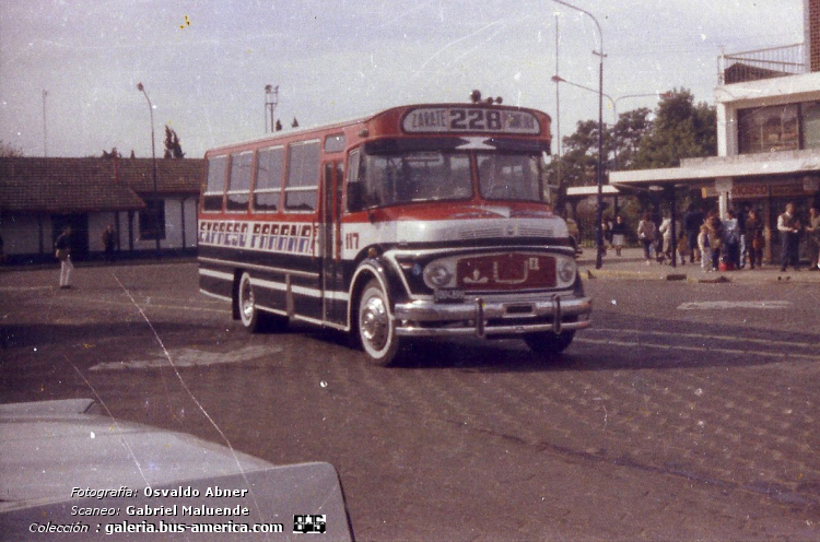 Mercedes-Benz LO 1114 - La Nueva Estrella - Exp.Paraná
B.2004899 - luego patente VEZ 450

Línea 228 (Prov.Buenos Aires), interno 117

Fotógrafo: ¿Osvaldo Abner?
Extraído de bolsa de fotografías del Coleclub
Scaneo: Gabriel Maluende
Colección: www.bus-america.com
