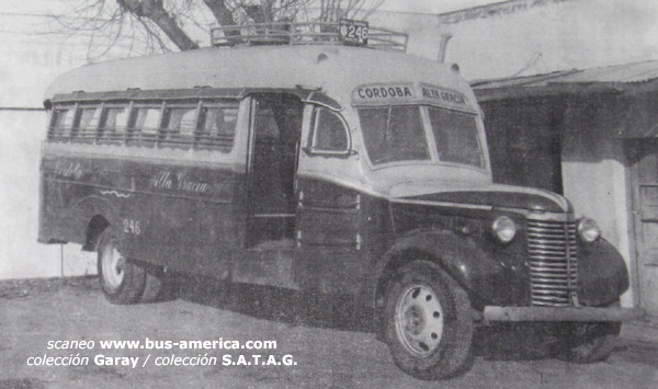 Chevrolet - C.O.T.A.G.L.
246
Unidad patente provincial de ómnibus de Cordoba 246. Fotografía reproducción de coleccion Sr.Garay , reproducida de colección empresa S.A.T.A.G. (ex C.O.T.A.G.L)
