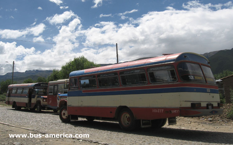Dodge D-700 - Caio Jaraguá (en Bolivia) - Sindicato Ciudad de Cochabamba
104 KYY - ex patente CBA 162


Para conocer mas sobre esta línea y su historia en: [url=https://revista.bus-america.com/Notas/3V.htm]Línea 3v de Cochabamba[/url]
