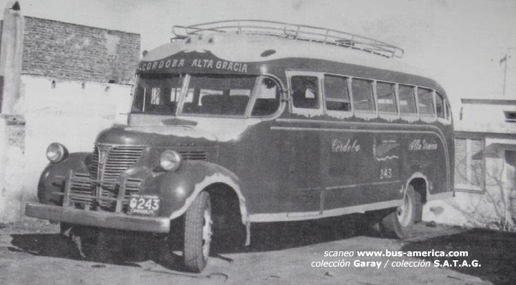 Fargo - SICA - C.O.T.A.G.L.
Unidad patente provincial de ómnibus de Cordoba 243.
Fotografía reproducción de coleccion Sr.Garay , reproducida de colección empresa S.A.T.A.G. (ex C.O.T.A.G.L)
