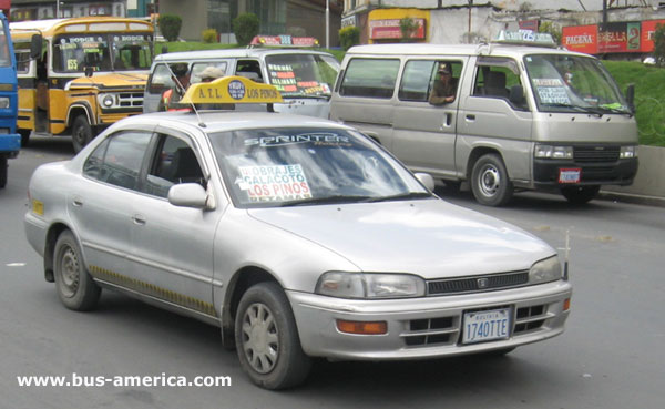 auto trufi linea 126 de La Paz (en Bolivia)
no se de autos, me parece que es Toyota pero...

