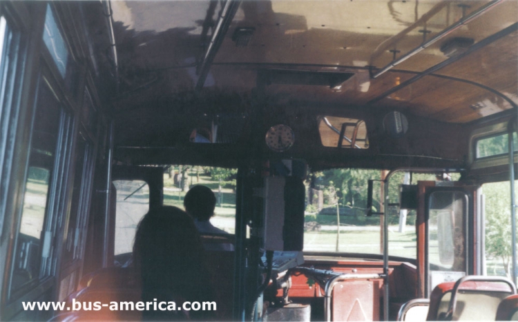 Mercedes-Benz LO 1114 - La Nueva Estrella-Ala - La Victoria
E.150272 - TWY044
http://galeria.bus-america.com/displayimage.php?pos=-8102
(vista interior de la unidad)
En esta unidad se aprecia, la modificacion integral de la cabina del conductor por La Nueva Estrella, manteniendo el parabrisas y ventilete de ALA. hubo otras unidades donde el interior de la cabina se ha conservado la cabina de ALA
