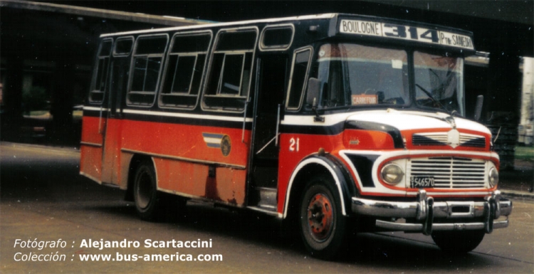 Mercedes-Benz LO 1114 - Suyai - La Primera de Martinez
B.1546570
Fotografía tomada por : Alejandro Scartaccini
Cuando no tenia camara compre un rollo y con la camara de Ale salimos a cazar algunos Suyai. Asi que en virtud de la gentileza de Ale mi primer rollo (que es una de recortes de Suyai) salieron de su cámara y unos cuantos de su mano como este. 

Este colectivo ha tenido la particularidad de haber estado pintado con los colores de la línea 56, Micro Omnibus Autopista , de la ciudad de Buenos Aires. Mas nunca entro en servicio aparentemente, y luego a la 314 vino a parar.
