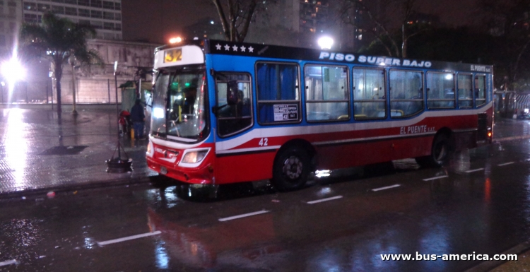 Mercedes-Benz OH 1315 L SB - Italbus Tropea - El Puente
Línea 32, interno 42

En sintonía con la otra foto, se puede apreciar que con dos años sin refugios y ya colocados todos los resguardos, se han olvidado de los pasajeros que ascienden o descienden en Bme. Mitre lado sur, sobre la plaza
