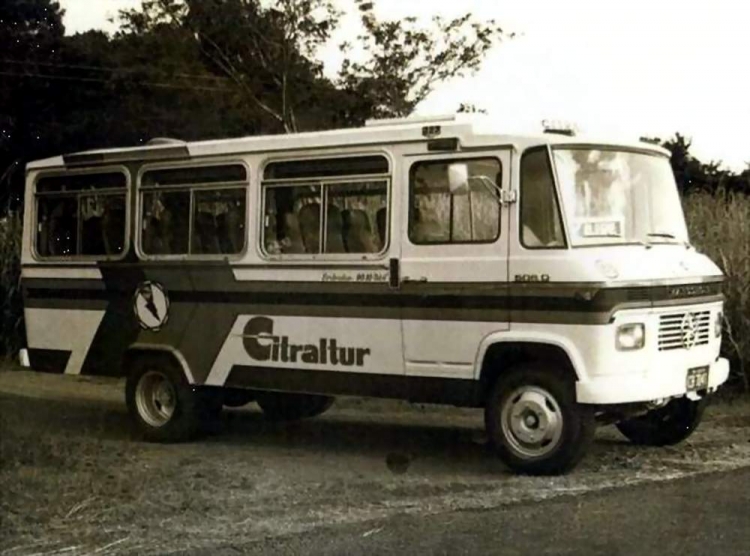 MINIBUS VENEZA
MODELO VENEZA1 SOBRE MINIBUS-FOTO ENVIADA POR MARCOS MOREIRA ARCHIVO DE MARCOPOLO
Palabras clave: MINIBUS