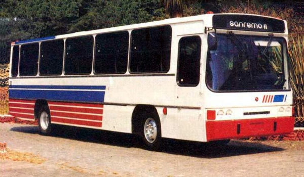 Marcopolo San Remo 2 (1984)
Fotografa : autor desconocido
DE ESTOS SAN REMO2 SE HICIERON MUY POCOS Y EN EL MISMO ANO 84 SALIO EL MISMO PERO COMO TORINO, CARROCERIAS DERIVADAS DEL HARAGANO DE NIMBUS
