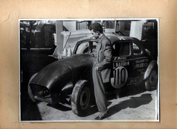 CARROCERIAS COSTANZA MENDOZA
DON SALVADOR POR EL ANO 55-57, EN SU TALLER, ADMIRANDO SU AUTO FORD V8 DE CARRERAS
Palabras clave: SALVADOR COSTANZA