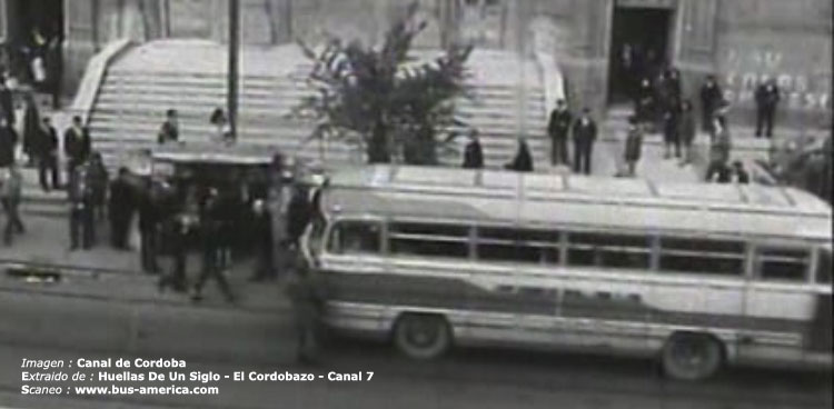 Mercedes-Benz O 321 H (en Argentina)
Imagen de Canal ¿8? ¿10? ¿12? de Cordoba
ExtraÍdo del documental : Huellas de un Siglo - El Cordobazo y Otros Azos (Canal 7, Buenos Aires)
