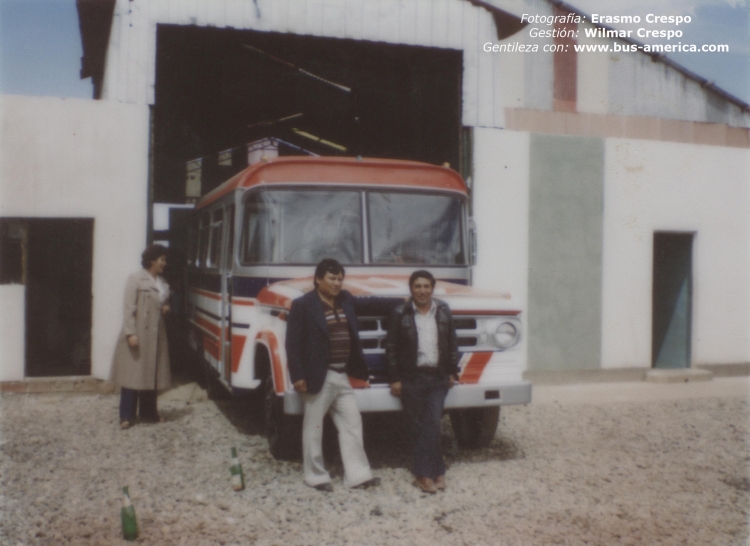 Dodge D-400 - Fameca
Fotografía: Erasmo Crespo [1º desde la derecha, jefe de planta junto a los propietarios del Dodge]

Gentileza: Wilmar Crespo
