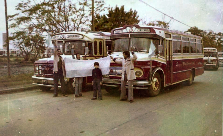 Mercedes-Benz LO 1114 - D.I.C. Visión - Blas Parera
¿S.385054? [derecha]

¿? [izquierda]
http://galeria.bus-america.com/displayimage.php?pos=-26928

Fotografía: Leyendeker
Colección: Blas Scmidth
En la imágen aparecen Alfredo Godoy, Ricardo Caminos y Mario Paravani 
Se pueden ver mas imágenes sobre esta línea en: Línea 3 x siempre (en facebook : http://www.facebook.com/Linea3XSiempre )
