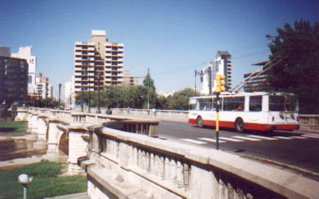 Uritzky ZIU 682 B10 (en Argentina) - EMIR   TROLEBUSES .
PASANDO  POR  PUENTE  RIO  SUQUIA . Fotografa extrada del Blog de Taringa
