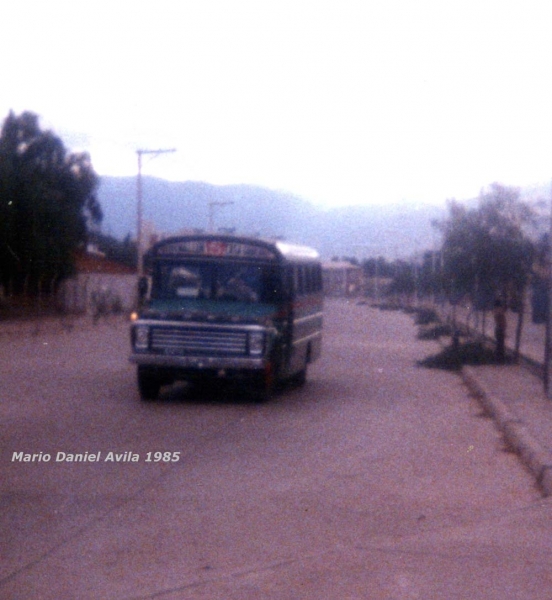 Ford B 7000 - Colonnese , Gral. Roca - EMPRESA  GRAL . ROCA  SRL.
Línea 5 (Mendoza), interno 35 [1984-1991]

SALIENDO  DE  BARRIO  CANO.
