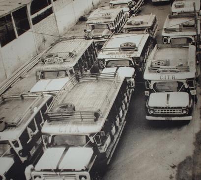 Buses Antiguos
Estos buses se usaron en los aos 70 en Ecuador, fueron fundadores de varias cooperativas q hoy en dia son muy importantes (Coactur , Reina del Camino, Cita... etc)
