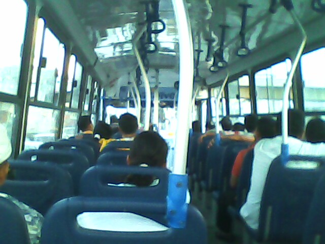 INTERIOR DE BUS
FOTO TOMADA EN LA CIUDAD DE GUAYAQUIL DENTRO DE UN BUS URBANO
(vista del interior de la unidad)
