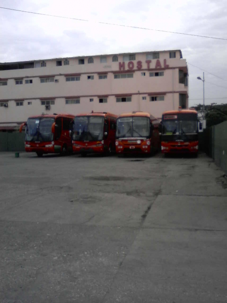 MARCOPOLO  Viaggio 1050 G6  &  COMIL Camione (en Ecuador) - Trans. Esmeraldas
IMAGEN CAPTURADA EN LA ESTACION DE TRANSFERENCIA DE TRANSPORTES ESMERALDAS "LA GARZOTA"
