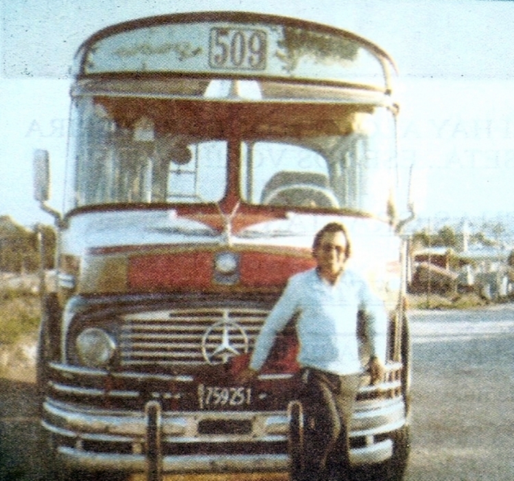 MARCELO SALGADO
FOTO DE CARLITOS LAZARTE

EN LA FOTO ALGUIEN QUE YA NO ESTA ENTRE NOSOTROS.EL QUERIDISIMO ALBERTO ADRIAN LAZARTE,MAS CONOCIDO COMO: "EL NEGRO CAFE", VAYA ESTA FOTO HOMENAJE PARA ESTE COMPAÑERO TAN QUERIDO POR TODOS LOS DEL AMBIENTE COLECTIVERO DE BAHIA BLANCA,EL DUEÑO DE LA FOTO ES CARLITOS LAZARTE (HIJO) 

DE CARLITOS SI QUE SE PUEDE DECIR:DE TAL PALO.... TAN QUERIDO COMO SU PAPA,GRACIAS CARLITOS!!!!
