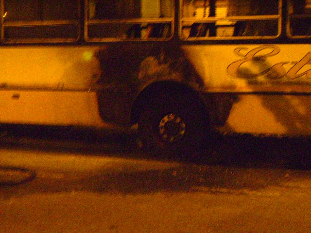 COLECTIVO INCENDIADO EL 31-12-09    A LAS  22:00HS
FOTOGRAFIA : Andrés Rossi
