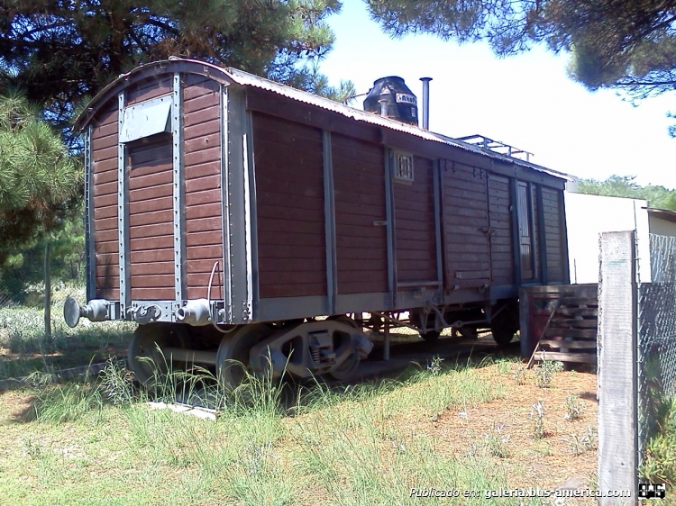 En medio de las cabañas en Parque Dufour, Monte Hermoso, alguien reciclo este vagon para vivienda. Excelente.
