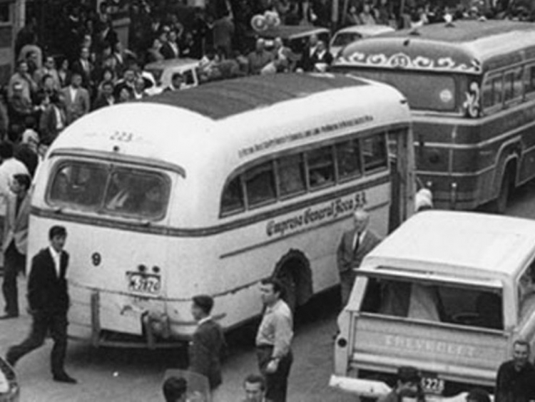 Mercedes-Benz L 312 - Agosti - Empresa General Roca
M-2824
Línea 223 (luego 54) - Interno 9

Foto: Diario El País (España)

Los invito a conocer la historia de esta carrocería en:
[url=https://www.bus-america.com/ARcarrocerias/Agosti/Agosti-histo.php]Historia de Carpitnería y Carrocería A. y C. Agosti[/url]
