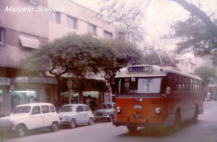 Tokyu Car MFG (en Argentina) - Trolebus mendocino
En 1985 todavia se podia dar una vuelta en estos historicos troles con su color naranja.
