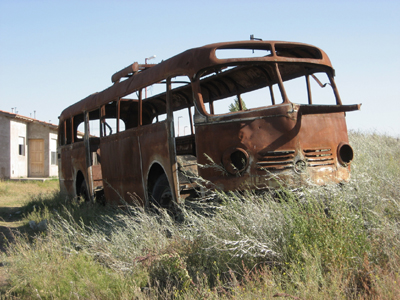 Mercedes-Benz O 6600 T (en Argentina)
A éste trole MB O 6600T lo encontré tirado en Punta Alta,debe ser alguno de los 20 que llegaron a Bahía en 1965 y que no funcionaron por errores en los estudios de factibilidad del tendido eléctrico bahiense.
Varios de ellos fueron rematados en 1965 y fueron a parar a Rosario según leí por allí.
Palabras clave: trolebus bahiense