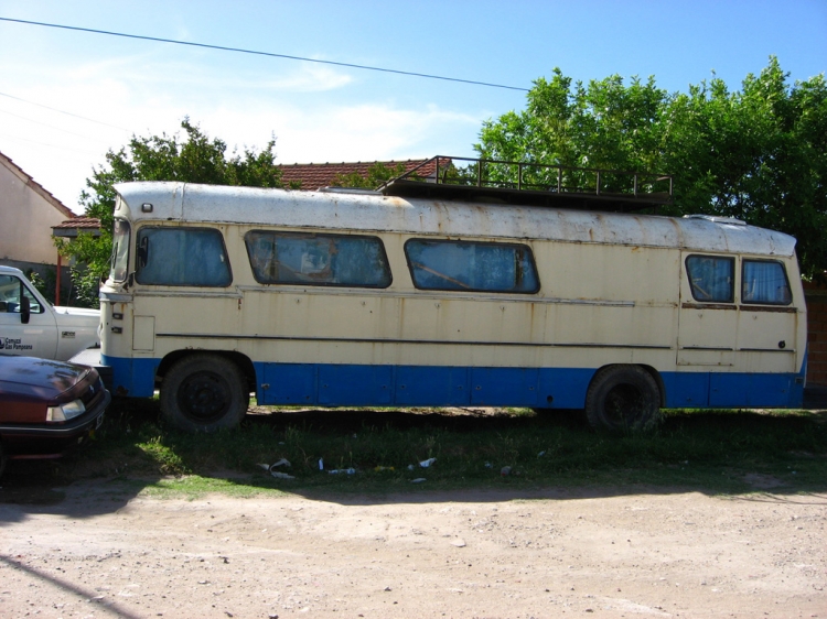 Motorhome DIC
Este antiguo cole está en Punta Alta,actualmente algo peor que cuando le saqué la foto,según el dueño es un 1112,pero en FOTOS DE BONDIS (allí descubrieron que carrocería es),donde subí la foto,los que saben dicen que es un OP 312,el dueño dice que es un 1112 con eje delantero de 911,todo un misterio
Palabras clave: motorhome DIC mercedes benz