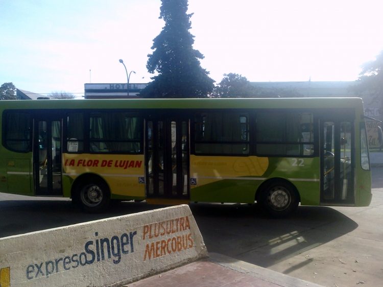 Agrale MT 12 - Todo Bus - La Flor de Luján
Primicia: Volvió La Flor de Luján.
Hoy me encontré en la Terminal este Todo Bus trabajando para la 256, línea que pasara a manos de Atlántida hace unos años.
Resucitaron sus colores y razón social.
Palabras clave: Atlántida Flor Luján