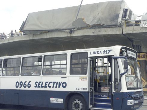 Mercedes-Benz OF 1721 - Caio Vitoria-Busscars (en Ecuador)
Bus de servicio Urbano en Guayaquil
Imagen tomada de Diario Super
Palabras clave: Mercedes Benz OF 1721 Carroceria Busscars