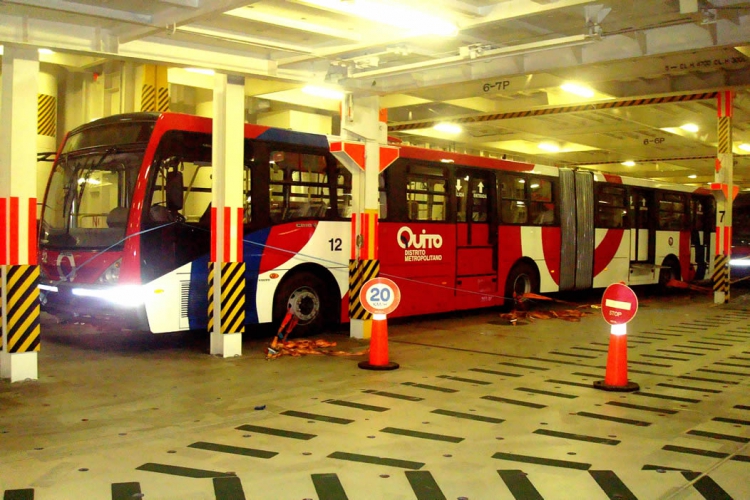 Volvo B12M Articulado - Carroceria CAIO Millenium (en Ecuador)
Autobus Corredor Sur Oriental Quito

Foto: Vicente Robalino, Agente de noticias Quito
Palabras clave: Volvo B12M Articulado Carroceria CAIO