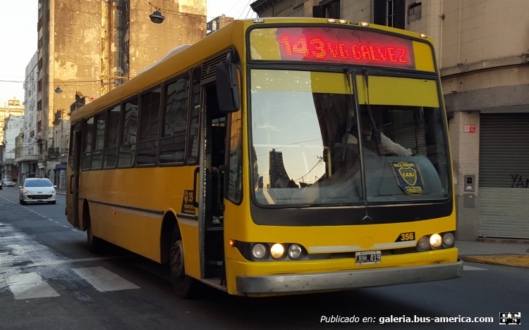 Mercedes-Benz O-500 U - Nuovobus - Rosario Bus  
JUH 419
Línea 143 - Interno 356
Acá me entra la duda. Alguien por acá denominó este chasis como OH 1825 L - SB. Escucho opiniones al respecto.
