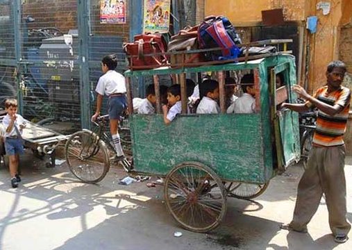 Extraño transporte escolar de la India
