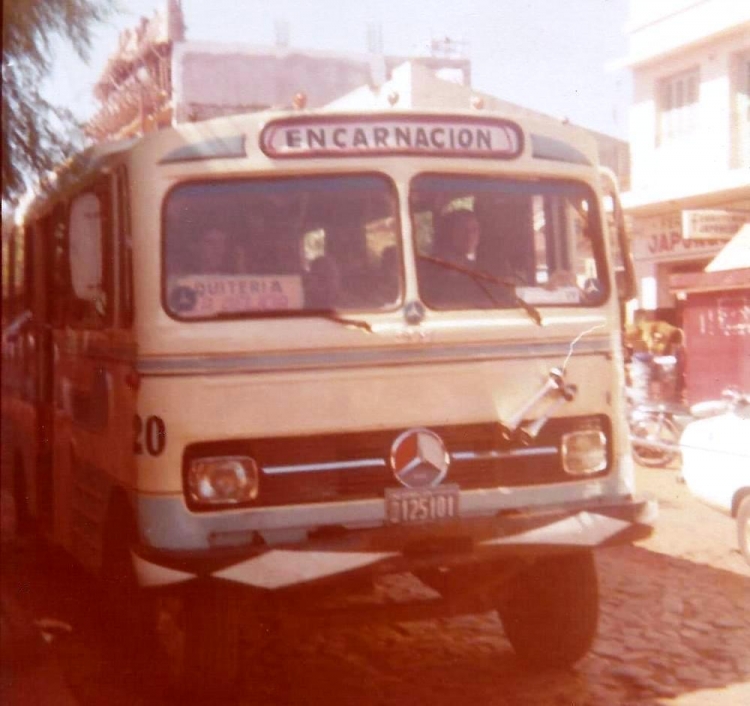 Minibus de Encarnacion
125101
Minibus circulando por calle centrica de Encarnación ,Paraguay.
