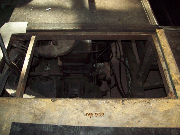 EX 24 ANTON 
B.1822279 - VGA599
Imagen del nivel piso tapando el motor, a la derecha el ultimo escalon del estribo
(vista interior de la unidad)
Palabras clave: ANTON