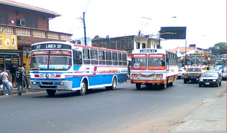 Ciferal GLS Bus (en Paraguay)
Este bus tiene un chassis MB OF 1620, a lado un Caio Gabriela la linea 11 (Municipal SL) y atras un Picudo de Villetana.
Fotografía : dear
Palabras clave: MB