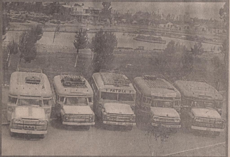 LA flota de Trasportes Patria
Fotografía publicada en : Diario La Prensa - 12 de octubre del 2000
[Descripciones abajo de izquierda a derecha]
