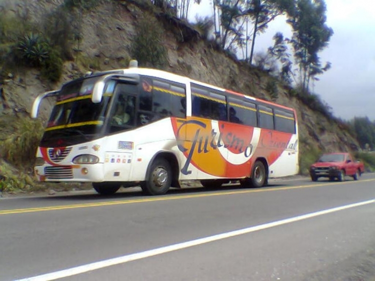 Mercedes-Benz OF 1721 - Irizar (en Ecuador)
Una de las pocas unidades de este tipo de Turismo Oriental
