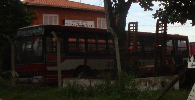 Volvo B7R - Marcopolo Torino GV (en Paraguay) - Linea 40 , Emp. 29 de Junio S.R.L.
Uno de los Volvos que estan sin uso en la parada de la linea 40
Palabras clave: Volvo