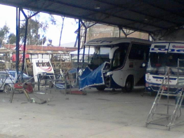 Choque de bus contra un camion
