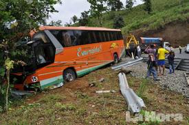 Foto tomada de diario La Hora
Bus  de la Trans Esmeraldas accidentado en el oriente de Quito 
