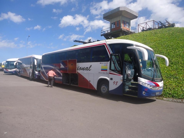 Scania K 380 - Marcopolo Viaggio 1050 G7 (en Ecuador)
Foto de Isidro Yunga.
saliendo desde la farica en Brasil.
Palabras clave: DISCO 098