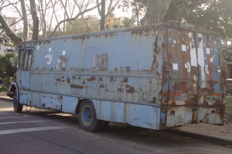 LO 1114 ex L.I.S.A.?
C.1129904 - TLD911
http://galeria.bus-america.com/displayimage.php?pos=-13624
Parque Saavedra Julio 2011

