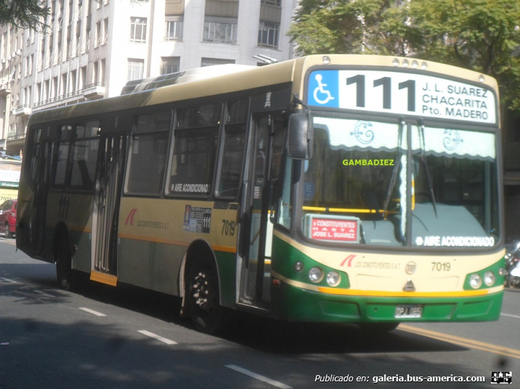 Agrale MT 15.0 LE - Todo Bus Pompeya II - Los Constituyentes
OPJ 085

Línea 111 (Buenos Aires) - Interno 7019 [desde Octubre 2017]
Ex línea 130 (Buenos Aires) - Interno 7402 [junio 2016 - octubre 2017]
Ex línea 130 (Buenos Aires) - Interno 402 [2015 - junio 2016]

Foto: "Truku" Gambadiez
Colección: Charly Souto
Palabras clave: Los Constituyentes - Interno 7019