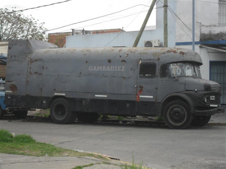 HECHO FURGÓN
C.486991 - SGK 587
http://galeria.bus-america.com/displayimage.php?pos=-19798
Foto: "Truku" Gambadiez
Colección: Charly Souto
Palabras clave: HECHO FURGÓN