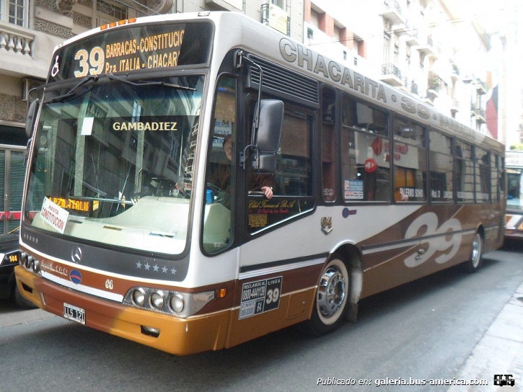 Mercedes-Benz OH 1718 L - Nuovobus - Santa Fé
LLS 121
Línea 39 - Interno 64
(Al volante, el "Ruso" Rodriguez)

Foto: "Truku" Gambadiez
Colección: Charly Souto
Palabras clave: Santa Fé - Interno 64