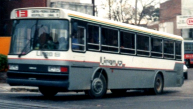 LINEA 13
http://galeria.bus-america.com/displayimage.php?pid=2634
http://galeria.bus-america.com/displayimage.php?pid=36652

Foto: José Luis Harberton
Colección: Charly Souto
Palabras clave: LINEA 13