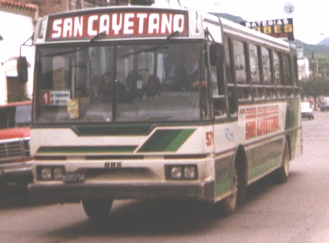 Mercedes-Benz OF 1318 - BUS - San Cayetano
Línea 1 - Interno 571
Viejo sistema de transporte de la ciudad de Salta.
San Cayetano tenía a la linea 1, 1B, y 22, luego se convertiría en el Corredor 8.

Foto: Walter Paplos
Palabras clave: SAN CAYETANO